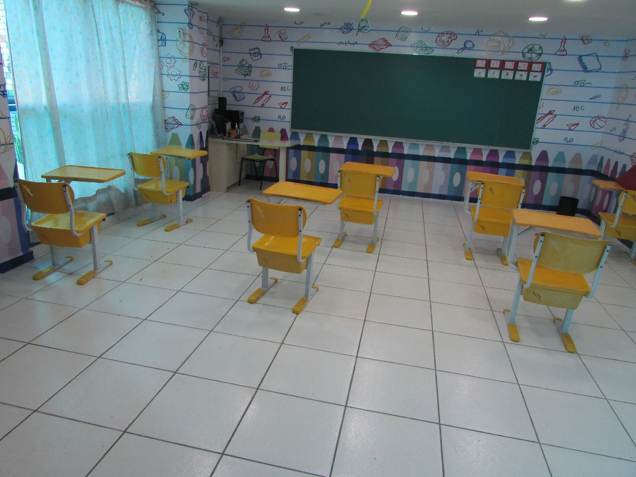 Sala de aula com mobiliário infantil no CoRRA