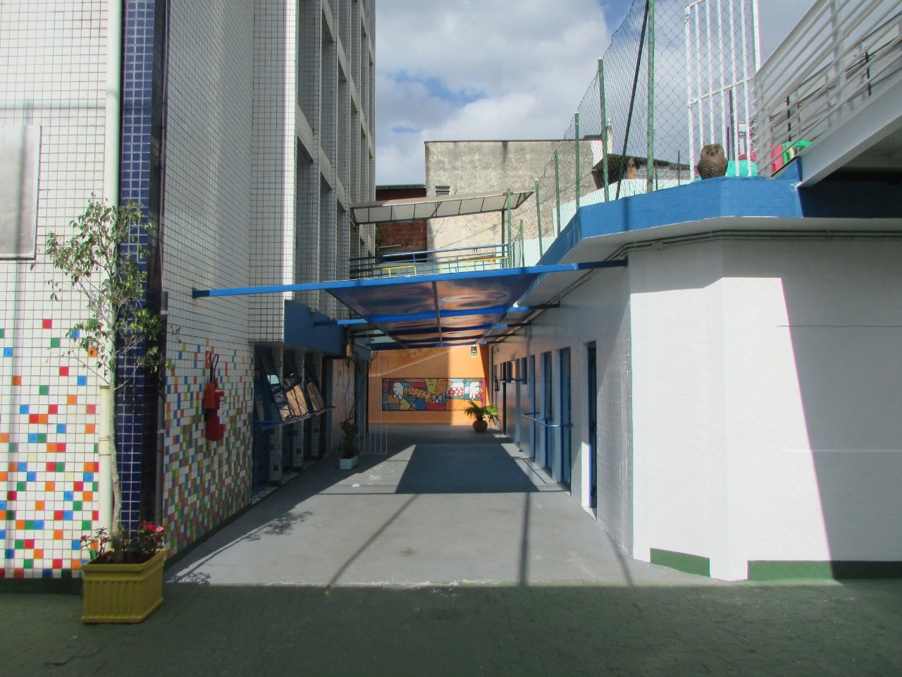 Pátio externo e fachada interna do Colégio CoRRA