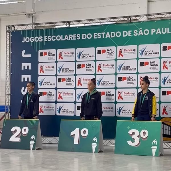 Registro de ginástica publicado pelo Colégio CoRRA